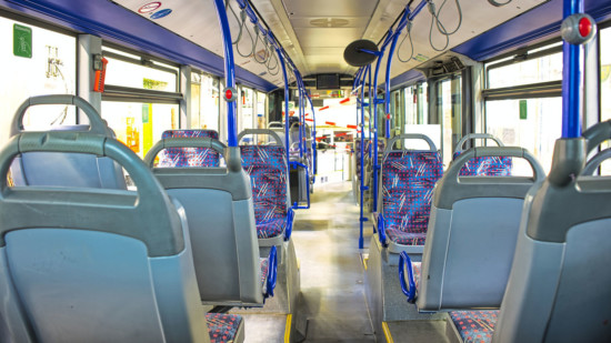 Blick in einen leeren Bus