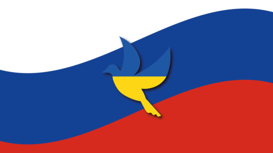 Russische Flagge mit Friedenstaube in der Farbe der Ukraine